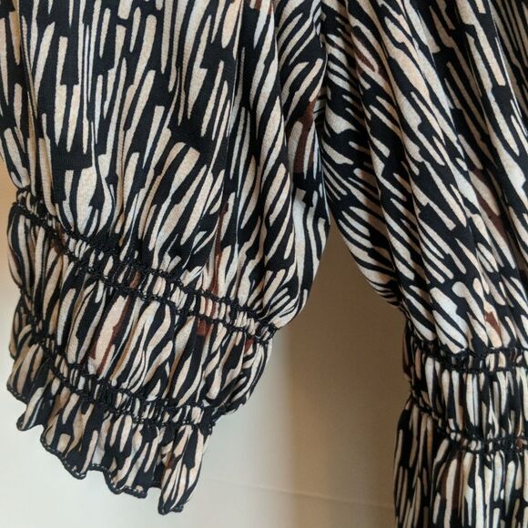 Max Edition V-neck dress - Picture 8 of 9